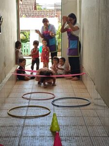 crianças participando do circuito que fomenta a educação infatil