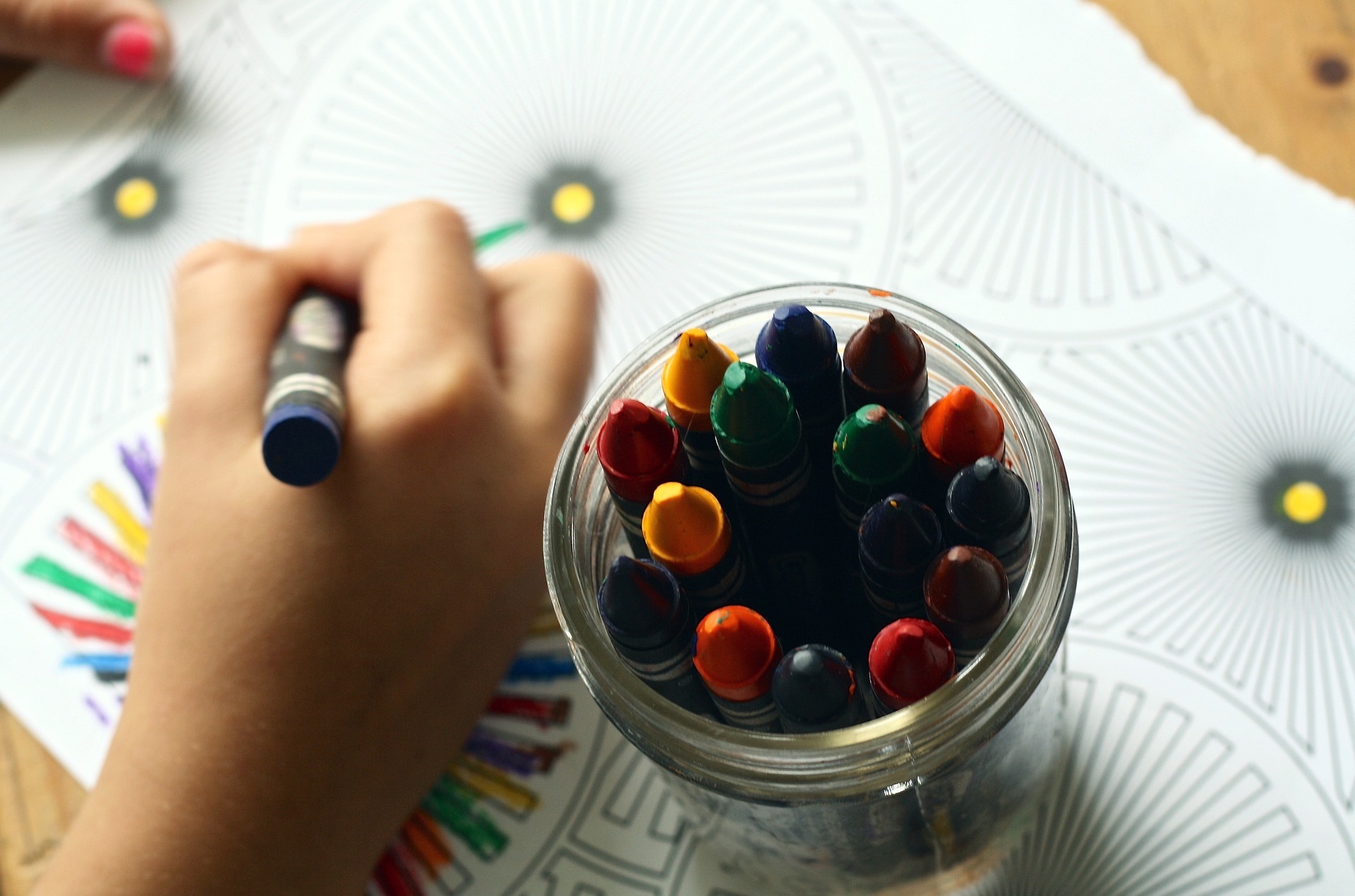 criança desenhando educação infantil