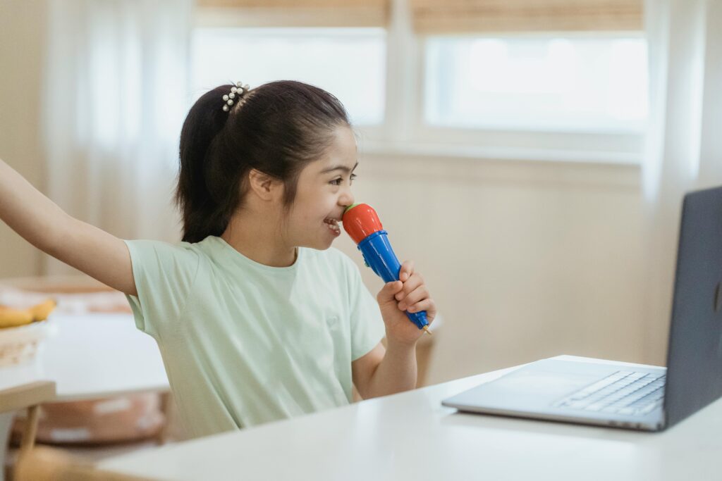 criança desenvolvendo a linguagem através do canto